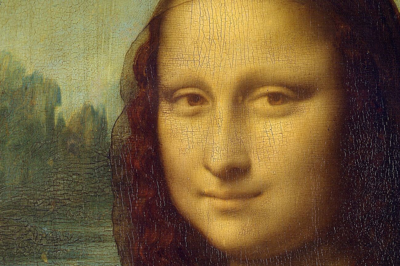 Detalhe do rosto: o olhar sereno e o sorriso discreto